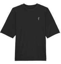 Oversize Tee aus der Standard Kollektion mit cleanem Deign und zeitloser Passform. Hochwertiges Material mit angenehmen Tragegefühl und dezentem Branding - ideal für einen modernen Alltagslook zwischen Streetwear und Casual Style
